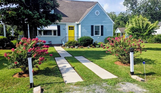 Discover Beaufort's history steps away! Charming Apartment near downtown.