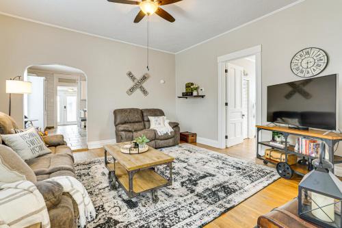 Dog-Friendly Home w/Yard, 6 Mi to Louisville!