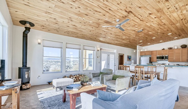 Dog-friendly house with cabin, mountain views, central AC & washer/dryer