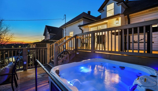 Downtown Bristol Hot Tub Sleeps 9 Near Hard Rock Pets Welcome