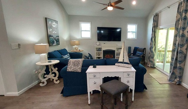 Downtown Coastal 3-Bedroom Sleeps 11 / 130