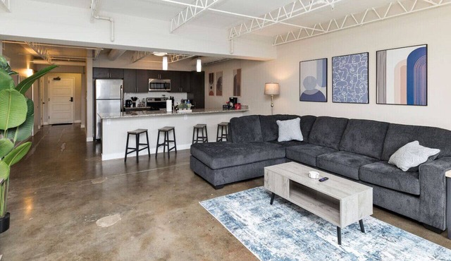 Downtown Des Moines Gem: 2BR/2BA + Balcony & Grill