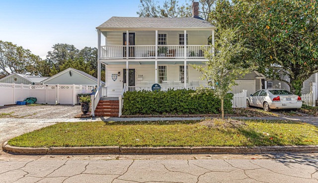 Downtown home 1 block from waterfront with patio, front porches, streaming