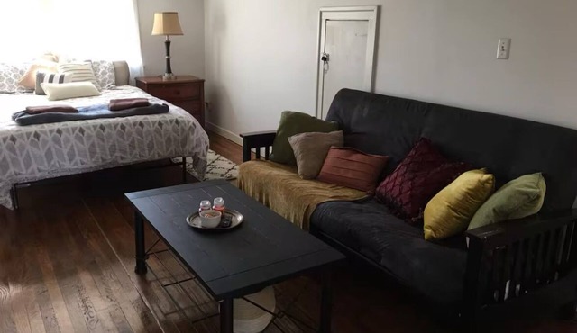 ‘Edith’ Carriage House Getaway - Hamburg/I-75!