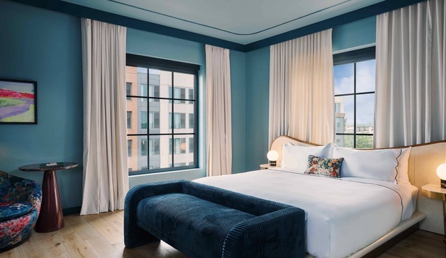 Elegant King Room Near Louisville Slugger Museum & Factory! Pets Allowed