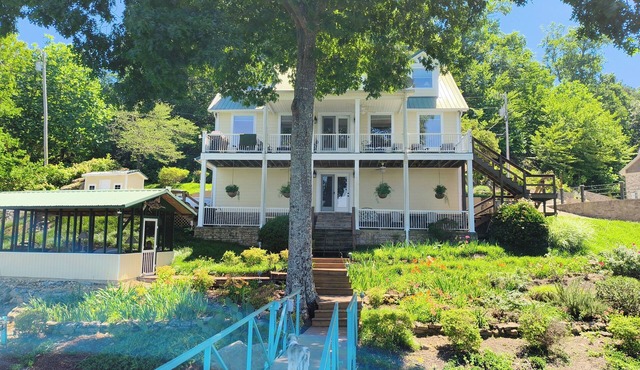 EMERALD LAKESHORE - Your perfect water's edge retreat! 4 BRs, sleeps 9 plus Kids