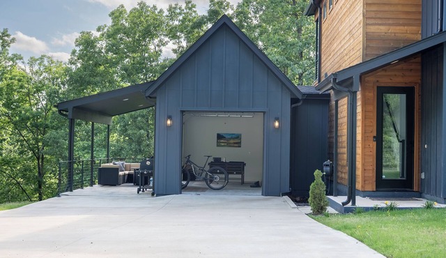 Entire Home w/Cyclist Garage Lounge