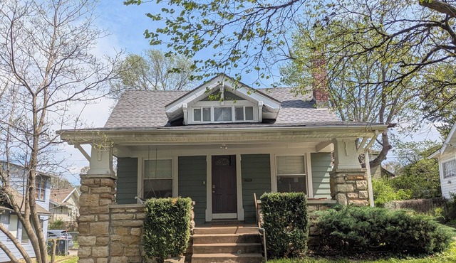 Entire House - safe area, 15 min walk to Streetcar!