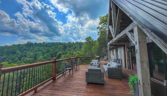 Estill Oaks - Luxe Mountain View Retreat -Hot Tub - Secluded 80-Acre Escape for 16 Guests