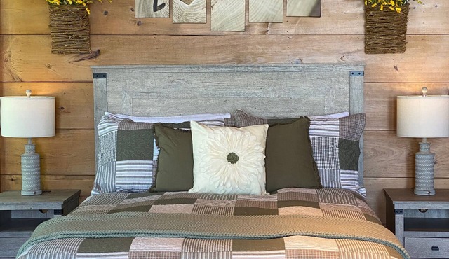 Eureka Springs Riverview Oasis: A Serene Retreat Overlooking the White River