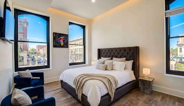 Exclusive Downtown retreat w/stunning city views!