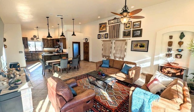Expansive ranch house w/ guest suite for groups