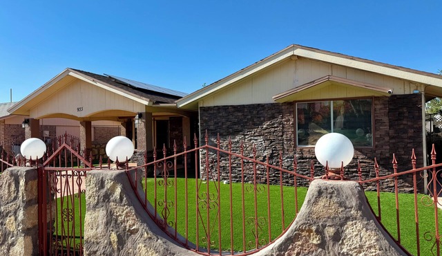 Family Friendly 4-bedroom house in amazing El Paso with patio area.