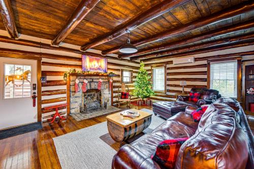 Family Holiday Cabin in Kentucky w/Hot Tub!