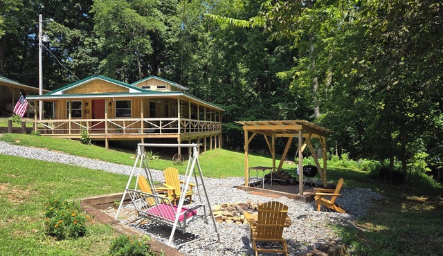 Family lake escape! Huge deck/BBQ/fire pit. Bunk room. 5 min to boat ramp! Pets!