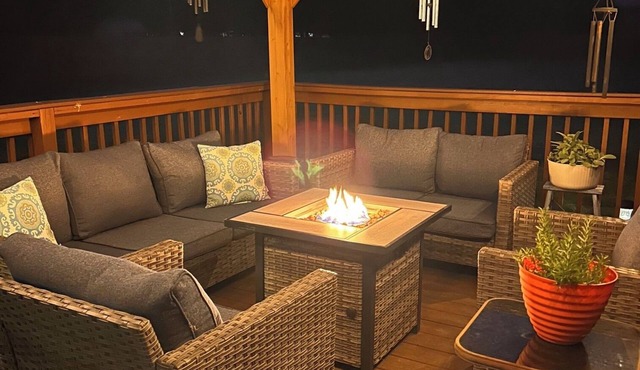 Family Retreat 2 King Beds Fenced Yard Gazebo Fire Pit - Sleeps 6-7