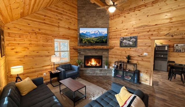 Family Sized Cabin Near RRG Hiking Trails + Hot Tub - Sleeps 9