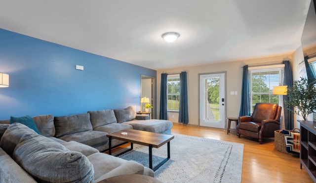 Farm Stay Near Downtown Dickson- Scenic Deck & BBQ