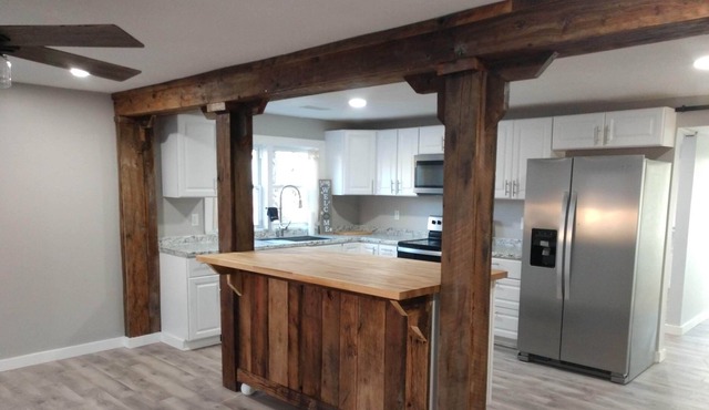 Farmhouse with relaxing space - outside city limits - pets welcome!