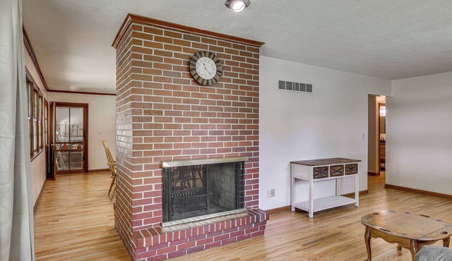 Fenced Yard & Patio! Shawnee Getaway 2 Mi to Dtwn