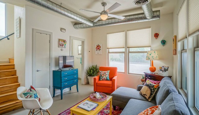 Frida Kahlo! 1bd/1.5ba Condo near Old Town/Sawmill. Balcony, Patio!