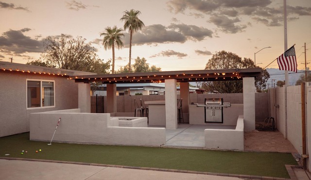 Fun Compound! EV charger, mini-golf, pool, B-ball, Work station, BBQ & Laundry