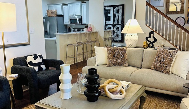 Game day luxury; 1 mi to UM; 5 mins to sq; Spacious; Large porch + outdoor TV;