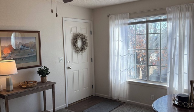 Game Day Stay! Walk to the stadium! - 3 Bed/1 Bath Apt