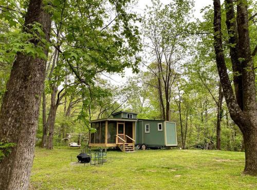 Glamping Tiny House Situated in the Tennesse Woods for a Tranquil Escape near Chattanooga