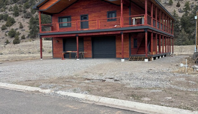 Gorgeous 2B/2BA New Cabin w Big Mountain/River Views