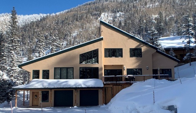 Gorgeous ski-in ski-out Taos chalet! Perfect for families & groups of friends.