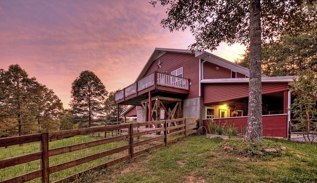 Gorgeous Springtime Mountain Views! Hot Tub, WiFi, Beautiful Wildlife!