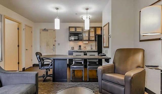 Great Location! 4 Relaxing Units, Kitchen, Free Parking, Pets Allowed!