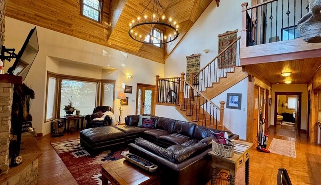 Grinning Bear Lodge Luxury Cabin, Hot Tub, Massive Deck, Sleeps 14, Game Loft