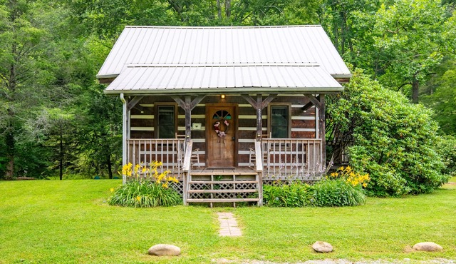 Hearts Bursting with Love Romantic Creekside Retreat!