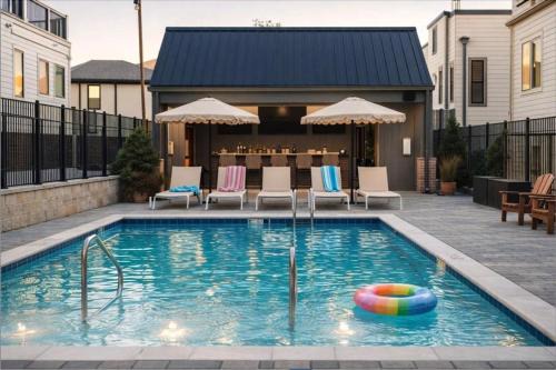 Heated Pool + Hot Tub + Sauna 7 Min to Broadway