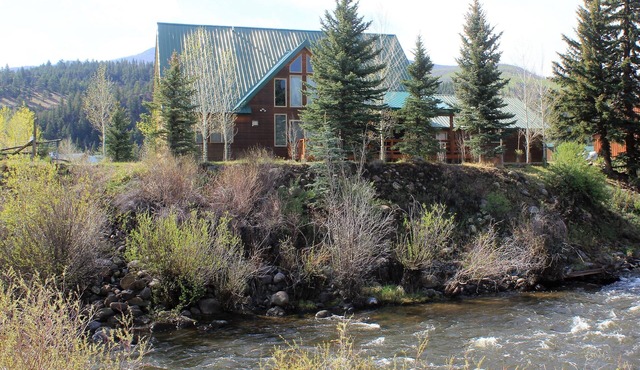 Hidden River Lodge, Beautiful And Spacious River Front Home, Sleeps 15