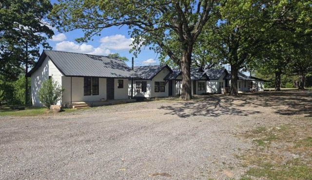 Historic Cabin Retreat Near Lake Tenkiller - Escape 2 Cookson Resorts