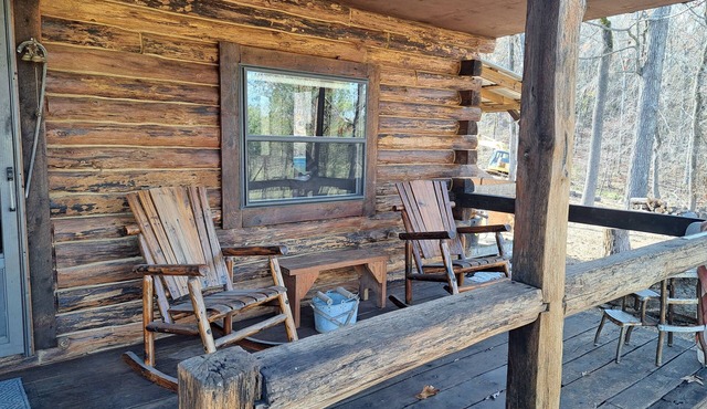 HONEYCOMB HIVE. Secluded cabin in the woods, 1.5 miles to river and downtown
