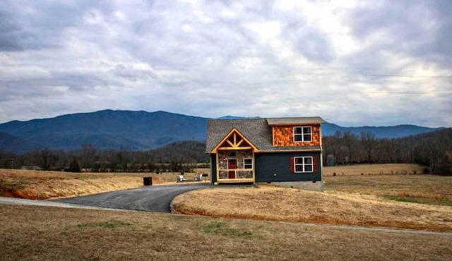 Hoot Haus Mtn Views fully fenced and Pup Friendly!