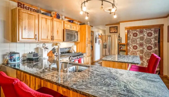 Hot Tub, 1bd/1ba, Nob Hill Home, King bed, W/D