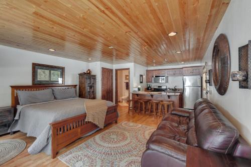 Hot Tub Access: Studio 2 Mi to Taos Ski Resort