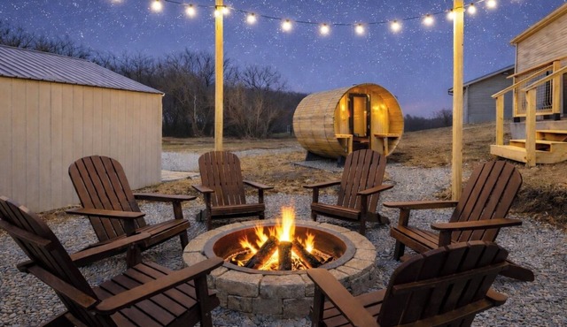 Hot tub + Sauna, Family Retreat Near Mammoth Cave, Sleeps 11