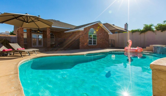 Hot tub with city views -NO PARTIES ALLOWED-