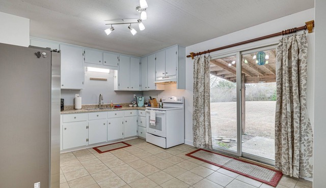 Hubert Home Rental w/Patio, Near Hammocks Beach!
