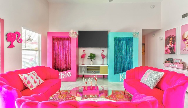Iconic Barbie Dream House W/Pool, Mini Golf & Fun