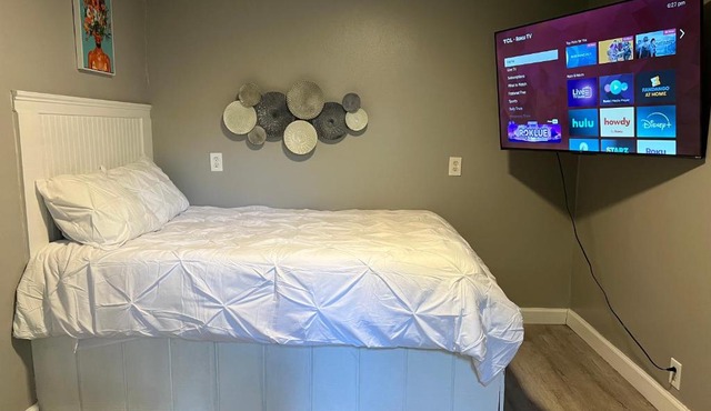 Jaydens Cozy Apartment Pets Welcome Close to Airport