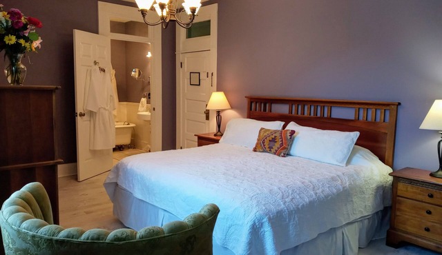 K. ensuite room in Historic Railroad Inn & town. Continental Breakfast.