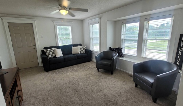Kansas City 3-bedroom farmhouse on peaceful acreage near Legends entertainment!