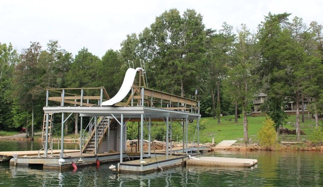 Knot 4 Reel' gentle slope, private hot tub, double deck dock, slide. 5 bathroom